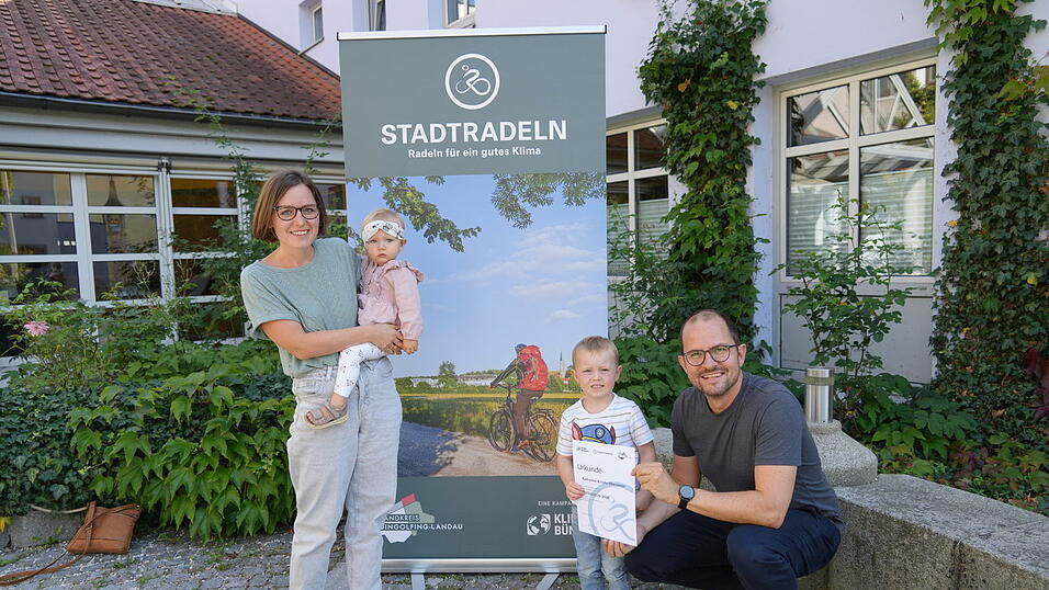 Radverkehrsbeauftragter Florian Hinkelmann mit den jüngsten Teilnehmern am Stadtradeln, Felix und Katharina Obermeier