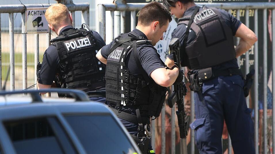 Die Polizei erschoss das Tier. Die Polizei erschoss das Tier.