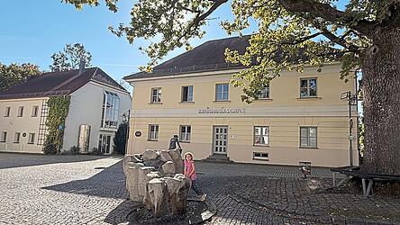 Die beiden Geb&auml;ude der Kreismusikschule in Mitterfels. Teil des Planes f&uuml;r die Zusammenlegung der Kreismusikschule und der VHS w&auml;re, diese Geb&auml;ude aufzugeben und die Kreismusikschule in die R&auml;ume der VHS in Oberalteich zu integrieren.