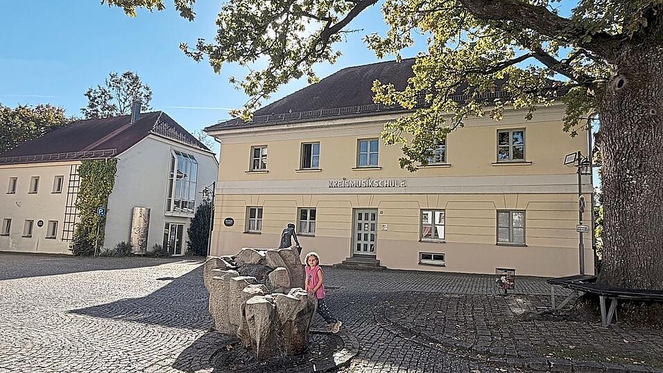 Die beiden Gebäude der Kreismusikschule in Mitterfels. Teil des Planes für die Zusammenlegung der Kreismusikschule und der VHS wäre, diese Gebäude aufzugeben und die Kreismusikschule in die Räume der VHS in Oberalteich zu integrieren. Die beiden Gebäude der Kreismusikschule in Mitterfels. Teil des Planes für die Zusammenlegung der Kreismusikschule und der VHS wäre, diese Gebäude aufzugeben und die Kreismusikschule in die Räume der VHS in Oberalteich zu integrieren.