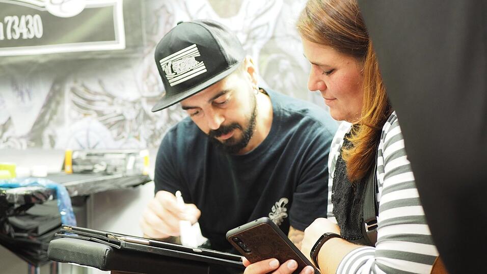 Rund 40 Aussteller und etwa 90 Tattoo-Künstler sind auf der Tattoo Convention in Straubing vertreten. Rund 40 Aussteller und etwa 90 Tattoo-Künstler sind auf der Tattoo Convention in Straubing vertreten.