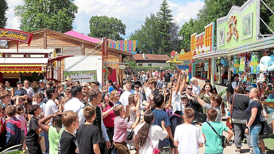Besonders begehrt bei den jungen Volksfestbesuchern waren auch die Freichips, die auf dem Festplatz verteilt wurden. Besonders begehrt bei den jungen Volksfestbesuchern waren auch die Freichips, die auf dem Festplatz verteilt wurden.