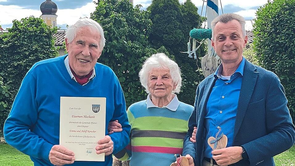 B&uuml;rgermeister Hans Biederer gratulierte Emmi und Adolf Kerscher zur eisernen Hochzeit.