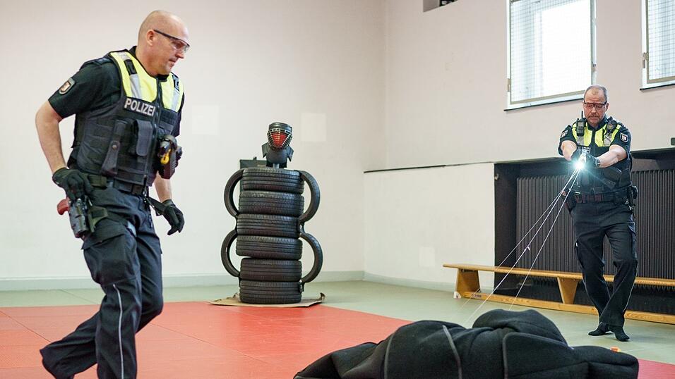 Mit Tasern soll die Polizei Angreifer ausschalten können. Die Elektroschockpistolen sind in der Regel nicht tödlich. Mit Tasern soll die Polizei Angreifer ausschalten können. Die Elektroschockpistolen sind in der Regel nicht tödlich.