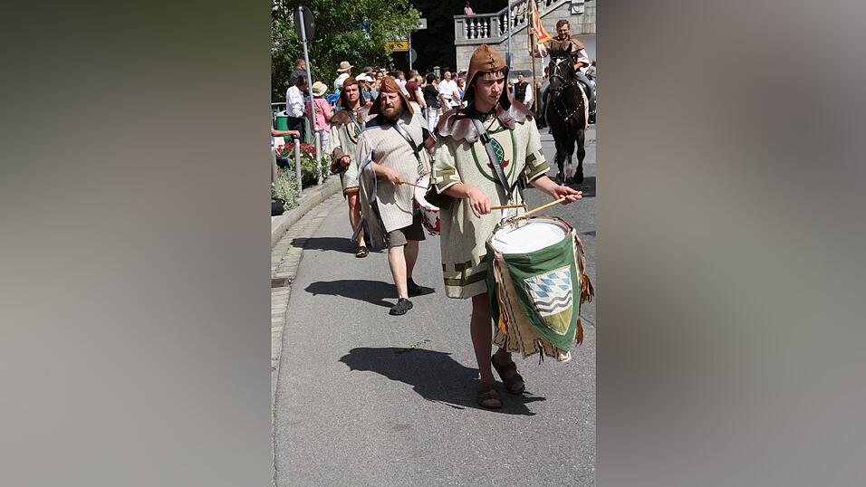 Die schönsten Augenblicke des historischen Drachenstich-Festzuges 2016. Die schönsten Augenblicke des historischen Drachenstich-Festzuges 2016.