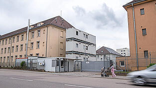 Im Ankerzentrum an der Regensburger Zeißstraße traten 56 neue Corona-Infektionen auf. Im Ankerzentrum an der Regensburger Zeißstraße traten 56 neue Corona-Infektionen auf.