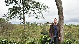 Kaffeeröster Matthias Wutz besucht regelmäßig die Plantagen in den Kaffeeursprungsländern, von denen er seine Kaffeebohnen bezieht.
