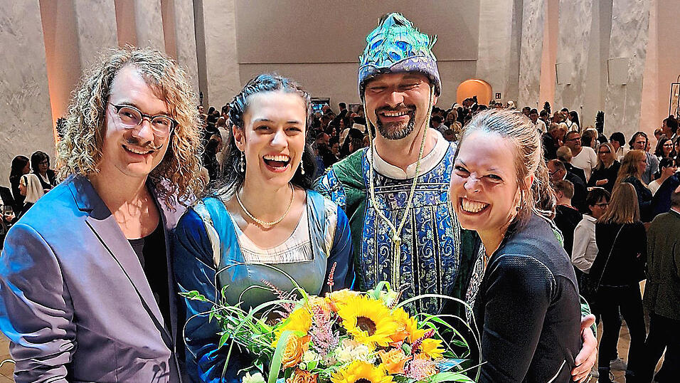 Agnes und Albrecht haben gemeinsam und mit ihren Liebsten eine großartige Festspielzeit, trotz verregneter Premiere (v.l.): Florian Reichl, Elena Hammerschmid, Sebastian und Maria Danner.