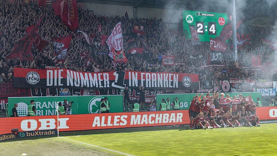 Euphorisch posieren die Spieler des 1. FC N&uuml;rnberg nach dem Derbyerfolg in F&uuml;rth vor den Fans.