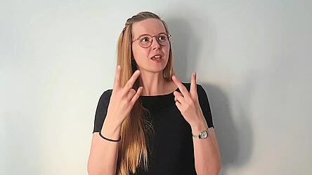 Dialekte gibt es in der Gebärdensprache auch. 'Gebärdensprache ist genauso vielfältig wie die gesprochene Sprache', sagt Kathleen Entrich. Dialekte gibt es in der Gebärdensprache auch. 'Gebärdensprache ist genauso vielfältig wie die gesprochene Sprache', sagt Kathleen Entrich.