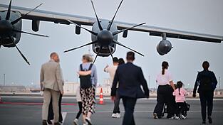 Auch Au&szlig;enminister Wadephul nahm gestrandete Deutsche bei seiner Reise in den Nahen Osten in seinem Flugzeug mit.