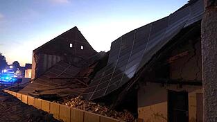 Mitten in der Nacht ist ein Haus in Geisenhausen (Kreis Landshut) in sich zusammengestürzt – vor den Augen der Feuerwehr. Mitten in der Nacht ist ein Haus in Geisenhausen (Kreis Landshut) in sich zusammengestürzt – vor den Augen der Feuerwehr.