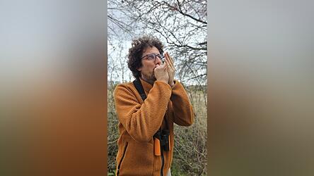 Philipp Herrmann beim Imitieren einer Vogelstimme - externe Hilfsmittel sind beim Wettbewerb nicht erlaubt. Philipp Herrmann beim Imitieren einer Vogelstimme - externe Hilfsmittel sind beim Wettbewerb nicht erlaubt.