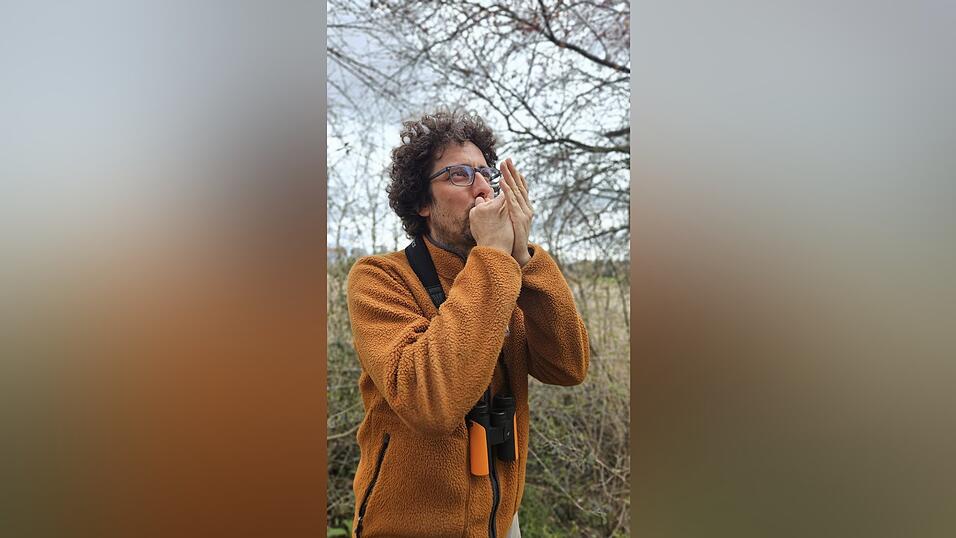 Philipp Herrmann beim Imitieren einer Vogelstimme - externe Hilfsmittel sind beim Wettbewerb nicht erlaubt. Philipp Herrmann beim Imitieren einer Vogelstimme - externe Hilfsmittel sind beim Wettbewerb nicht erlaubt.