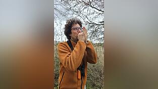Philipp Herrmann beim Imitieren einer Vogelstimme - externe Hilfsmittel sind beim Wettbewerb nicht erlaubt. Philipp Herrmann beim Imitieren einer Vogelstimme - externe Hilfsmittel sind beim Wettbewerb nicht erlaubt.