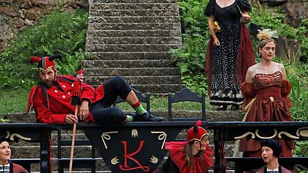Ein Narr taucht immer wieder im neuen St&uuml;ck der K&ouml;tztinger Festspieler auf.