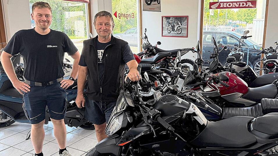 Oliver und Manfred Haselbeck sorgen dafür, dass Motorräder bereit sind für die Straßen. Oliver und Manfred Haselbeck sorgen dafür, dass Motorräder bereit sind für die Straßen.