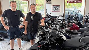 Oliver und Manfred Haselbeck sorgen dafür, dass Motorräder bereit sind für die Straßen. Oliver und Manfred Haselbeck sorgen dafür, dass Motorräder bereit sind für die Straßen.