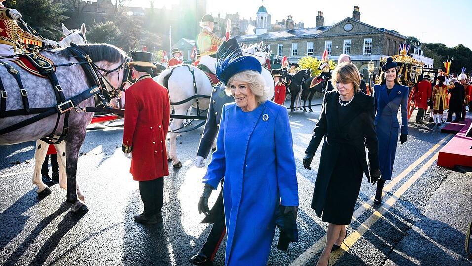 Vor dem militärischen Empfang fuhren Steinmeier und Büdenbender mit ihren Gastgebern per Kutsche durch die Straßen von Windsor.