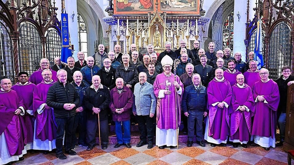 Gemeinsam freuten sich die vielen Jubelsodalen mit Weihbischof Dr. Josef Graf, den Konzelebraten und Funktionären der Marianischen Männerkongregation über ein Erinnerungsbild. Gemeinsam freuten sich die vielen Jubelsodalen mit Weihbischof Dr. Josef Graf, den Konzelebraten und Funktionären der Marianischen Männerkongregation über ein Erinnerungsbild.