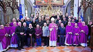 Gemeinsam freuten sich die vielen Jubelsodalen mit Weihbischof Dr. Josef Graf, den Konzelebraten und Funktion&auml;ren der Marianischen M&auml;nnerkongregation &uuml;ber ein Erinnerungsbild.