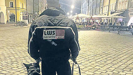 Ein Sicherheitsmann der Citystreife mit Diensthund Ein Sicherheitsmann der Citystreife mit Diensthund