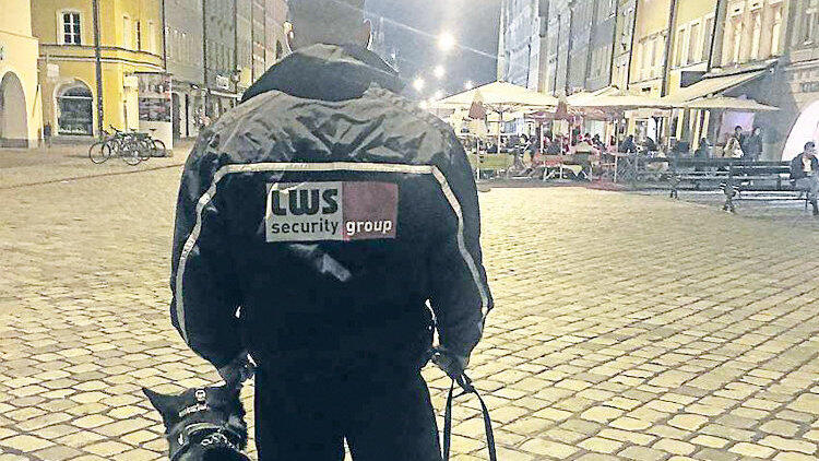 Ein Sicherheitsmann der Citystreife mit Diensthund