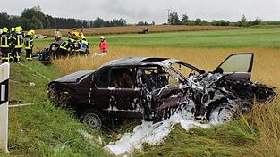 Das Auto des mutmaßlichen Unfallverursachers ist an der Unfallstelle in Brand geraten.
