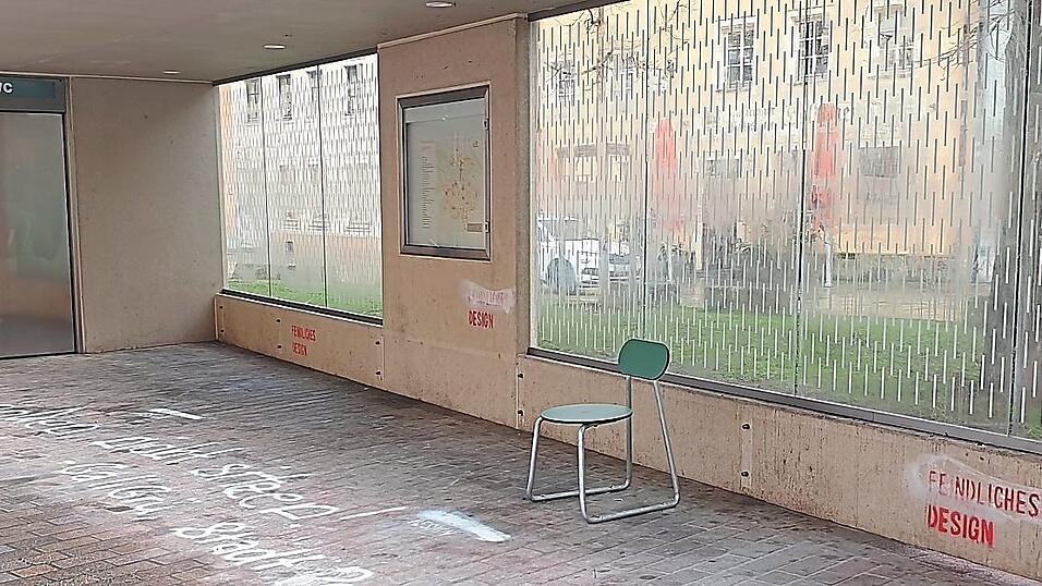 Einsam und alleine steht noch einer der ursprünglich acht Stühle im Bus-Wartebereich neben den Toiletten am Schwanenplatz. Einsam und alleine steht noch einer der ursprünglich acht Stühle im Bus-Wartebereich neben den Toiletten am Schwanenplatz.