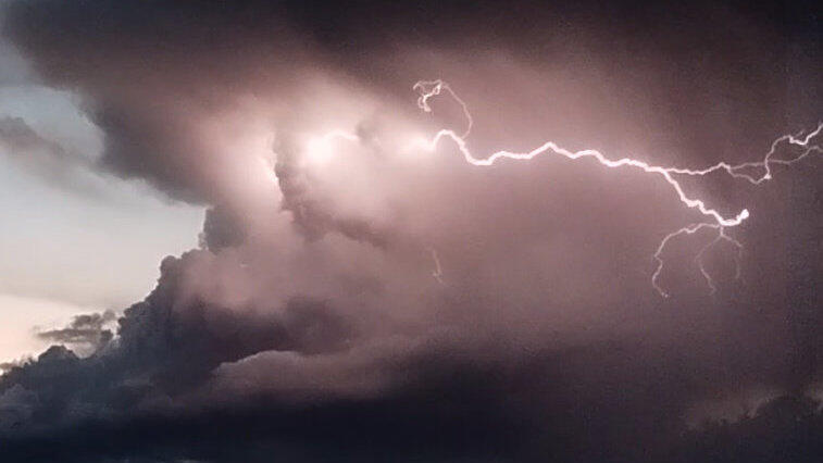 Diesen Blitz hat Robert Weinberger von Rutzenbach bei Leiblfing aus gesehen.