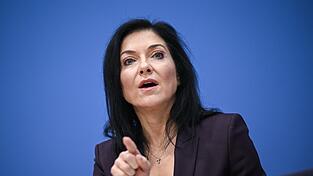 „Da muss ich die 40-Stunden-Woche gar nicht ankratzen“, sagt Katherina Reiche (CDU), Bundesministerin für Wirtschaft und Energie. „Da muss ich die 40-Stunden-Woche gar nicht ankratzen“, sagt Katherina Reiche (CDU), Bundesministerin für Wirtschaft und Energie.