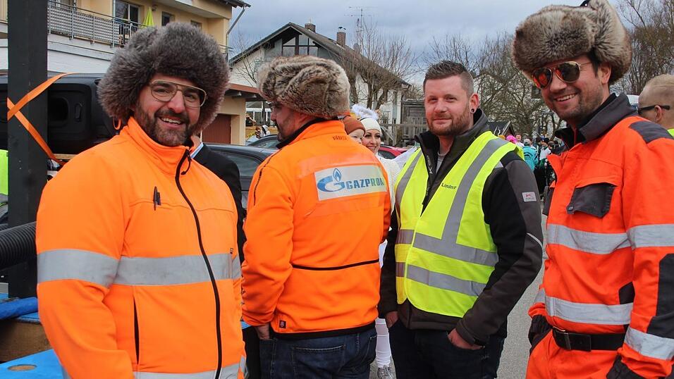 Viele Faschings-Fans haben sich am Samstag den Umzug in Langenbach angesehen. Viele Faschings-Fans haben sich am Samstag den Umzug in Langenbach angesehen.