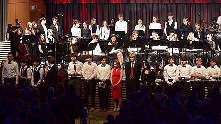 Mit Bad romance gab es unter Mitwirken aller B&uuml;hnenaktiven ein gefeiertes Finale im B&uuml;rgersaal.