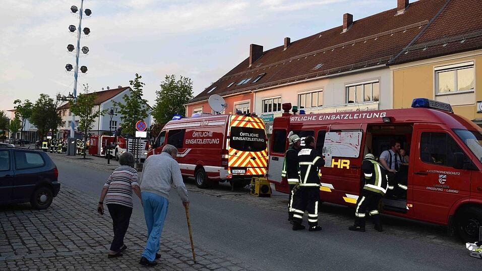 Feuerwehreinsatz am Freitagabend am Marktplatz in Wallersdorf.