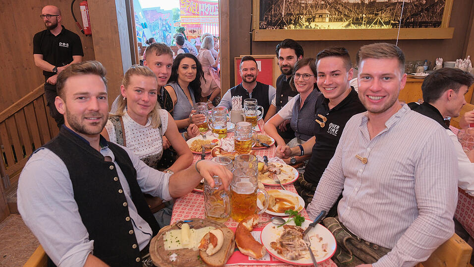 Die Partybilder vom Mittwoch, 16. August 2023, aus dem Festzelt Krönner. Die Partybilder vom Mittwoch, 16. August 2023, aus dem Festzelt Krönner.