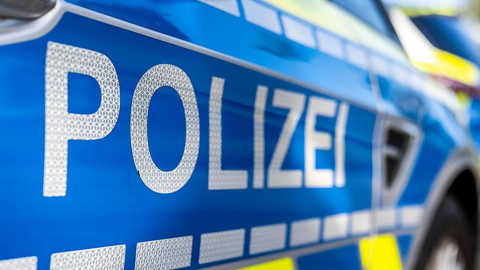 Ein Kleinkind fährt auf die Straße und wird von einem Polizeiwagen erfasst.