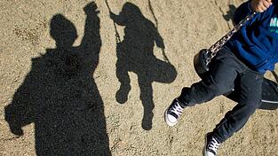 Familiengerichte sollen nach den Vorstellungen des Bundesjustizministeriums im Kinderschutzverfahren künftig soziale Trainingskurse und Gewaltpräventionsberatungen anordnen können. (Symbolbild) Familiengerichte sollen nach den Vorstellungen des Bundesjustizministeriums im Kinderschutzverfahren künftig soziale Trainingskurse und Gewaltpräventionsberatungen anordnen können. (Symbolbild)