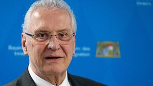 Der Innenminister ist mit der Entwicklung der Asyl-Zahlen zufrieden. (Archivbild) Der Innenminister ist mit der Entwicklung der Asyl-Zahlen zufrieden. (Archivbild)