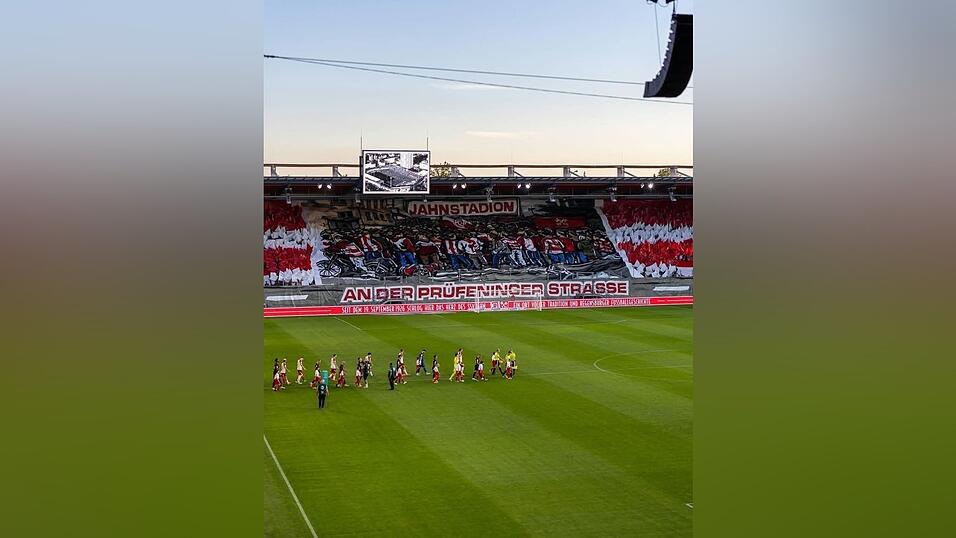 Mit einer beeindruckenden Choreografie erinnern die Jahn-Fans im jüngsten Heimspiel gegen Düsseldorf an das am 19. September 1926 eingeweihte Stadion an der Prüfeninger Straße. Auf den Tag genau 100 Jahre später soll die SSV-Elf ihren Negativtrend stoppen. Mit einer beeindruckenden Choreografie erinnern die Jahn-Fans im jüngsten Heimspiel gegen Düsseldorf an das am 19. September 1926 eingeweihte Stadion an der Prüfeninger Straße. Auf den Tag genau 100 Jahre später soll die SSV-Elf ihren Negativtrend stoppen.