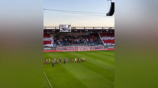 Mit einer beeindruckenden Choreografie erinnern die Jahn-Fans im jüngsten Heimspiel gegen Düsseldorf an das am 19. September 1926 eingeweihte Stadion an der Prüfeninger Straße. Auf den Tag genau 100 Jahre später soll die SSV-Elf ihren Negativtrend stoppen. Mit einer beeindruckenden Choreografie erinnern die Jahn-Fans im jüngsten Heimspiel gegen Düsseldorf an das am 19. September 1926 eingeweihte Stadion an der Prüfeninger Straße. Auf den Tag genau 100 Jahre später soll die SSV-Elf ihren Negativtrend stoppen.