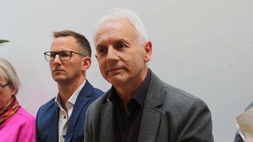 Stadtwerke Leiter Thomas Merkl und Bereichsleiter Patrick Edenhofer waren in der Kreisausschusssitzung zu Gast. Stadtwerke Leiter Thomas Merkl und Bereichsleiter Patrick Edenhofer waren in der Kreisausschusssitzung zu Gast.