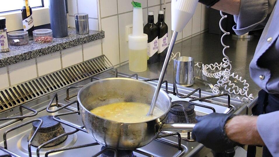 Daniel Siegl vom Siegls in Furth im Wald kocht Rahmsüppchen vom Räucherfisch.