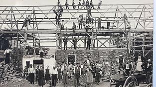 Diese Baustelle um 1900 in Geisenhausen zeigt deutlich, wie viele Menschen bei der Errichtung eines Hauses beschäftigt waren.