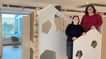 Regina Herbst (rechts), Leiterin der Stadtbibliothek, und Sabrina Pietrek, Leiterin der Bibliothek Ost, freuen sich im Elfenturm - ein Rückzugsort für Kinder -, dass die Stadtteilbibliothek Ost nach der Modernisierung auf so großen Zuspruch trifft.