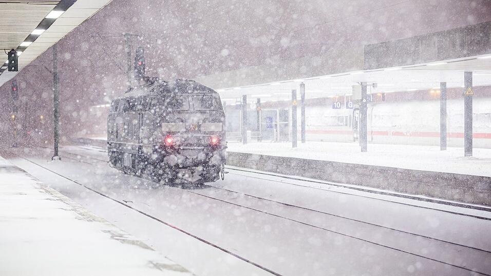 Nichts geht mehr im Großraum Hannover: Der Zugverkehr musste eingestellt werden. Nichts geht mehr im Großraum Hannover: Der Zugverkehr musste eingestellt werden.