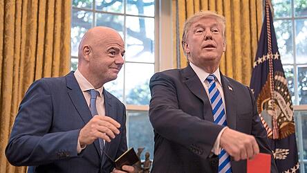 Gianni Infantino (l.) und Donald Trump bei einem Termin zur WM im Jahr 2018 - was eine Rote Karte bedeutet, sollte der US-Präsident erst beim Turnier acht Jahre später erfahren. Gianni Infantino (l.) und Donald Trump bei einem Termin zur WM im Jahr 2018 - was eine Rote Karte bedeutet, sollte der US-Präsident erst beim Turnier acht Jahre später erfahren.