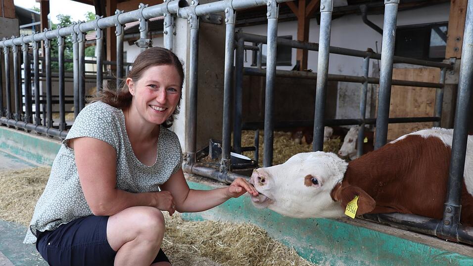 Theresia Mayer hat 2020 die Betriebsleitung übernommen. Neben dem Ackerbau gehören zum Betrieb auch die Aufzucht und Bullenmast. Theresia Mayer hat 2020 die Betriebsleitung übernommen. Neben dem Ackerbau gehören zum Betrieb auch die Aufzucht und Bullenmast.