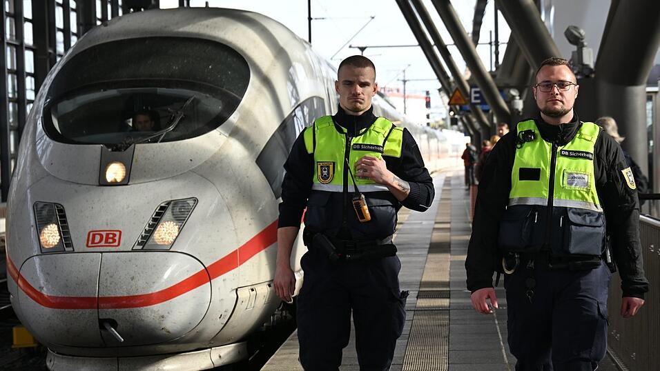 Sicherheitskräfte der DB kontrollieren das Alkoholverbot an den konzerneigenen Bahnhöfen. Sicherheitskräfte der DB kontrollieren das Alkoholverbot an den konzerneigenen Bahnhöfen.