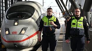 Sicherheitskräfte der DB kontrollieren das Alkoholverbot an den konzerneigenen Bahnhöfen. Sicherheitskräfte der DB kontrollieren das Alkoholverbot an den konzerneigenen Bahnhöfen.