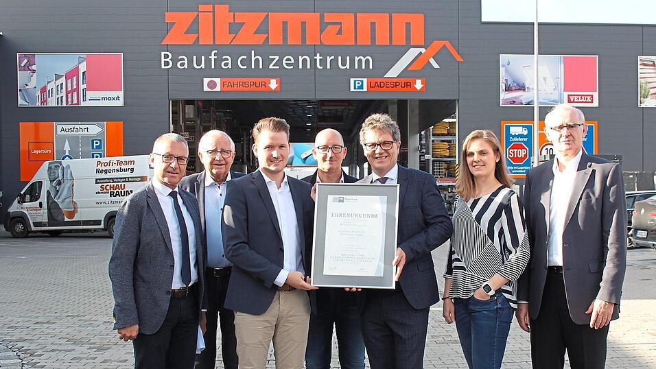 Der Gesch&auml;ftsf&uuml;hrer der IHK Cham, Richard Brunner (links), und Alois Pl&ouml;&szlig;l (Dritter von rechts) gratulieren Jochen, Philipp, Thomas, Monika und Michael Zitzmann zum 70. Firmenjubil&auml;um.